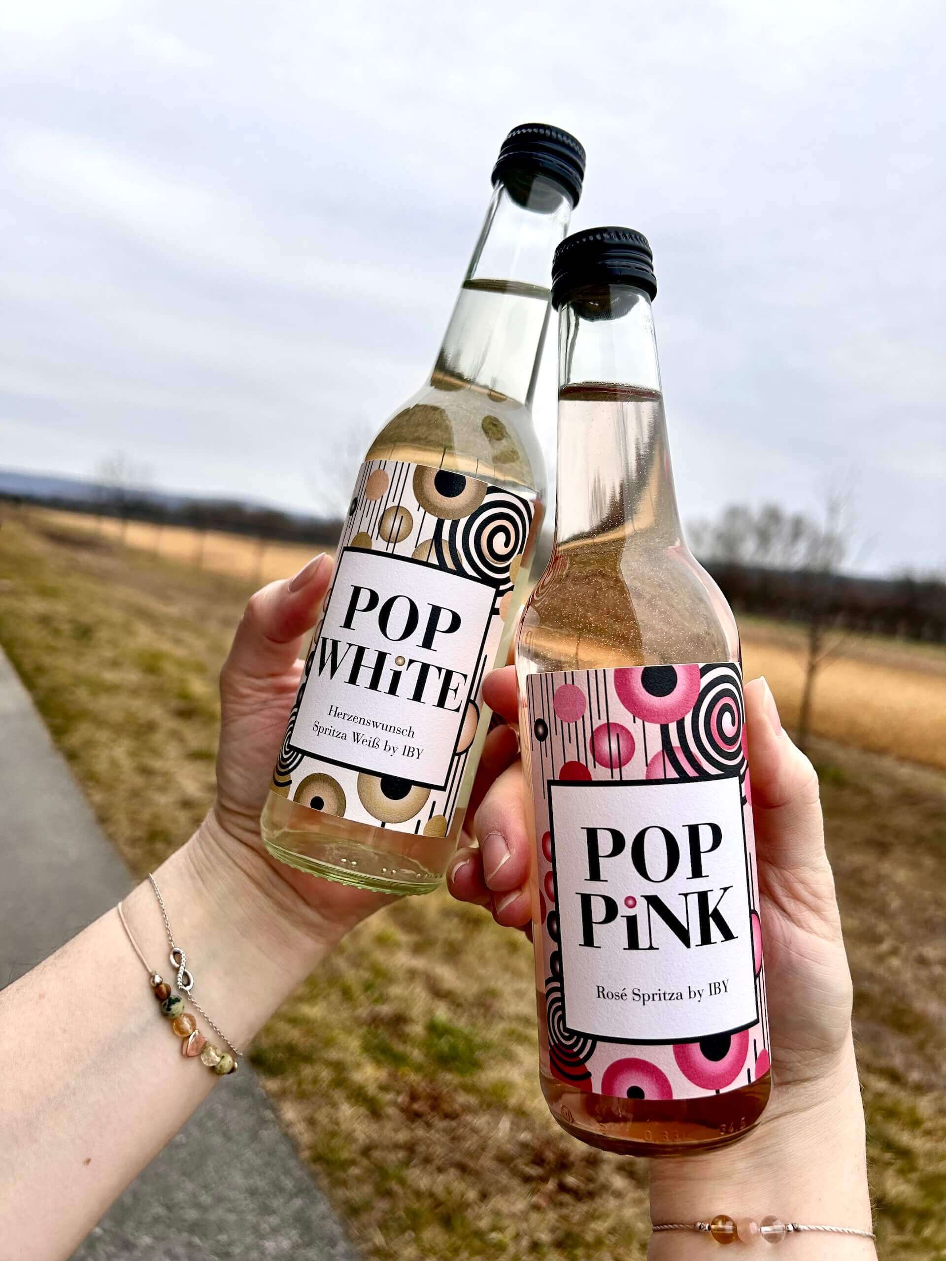 Ein Herzenswunsch ging in Erfüllung – und er prickelt! POP White Herzenswunsch Spritz & POP PINK vereint edlen Bio-Blanc de Noir & Bio Rosé aus Blaufränkisch mit erfrischender Leichtigkeit.